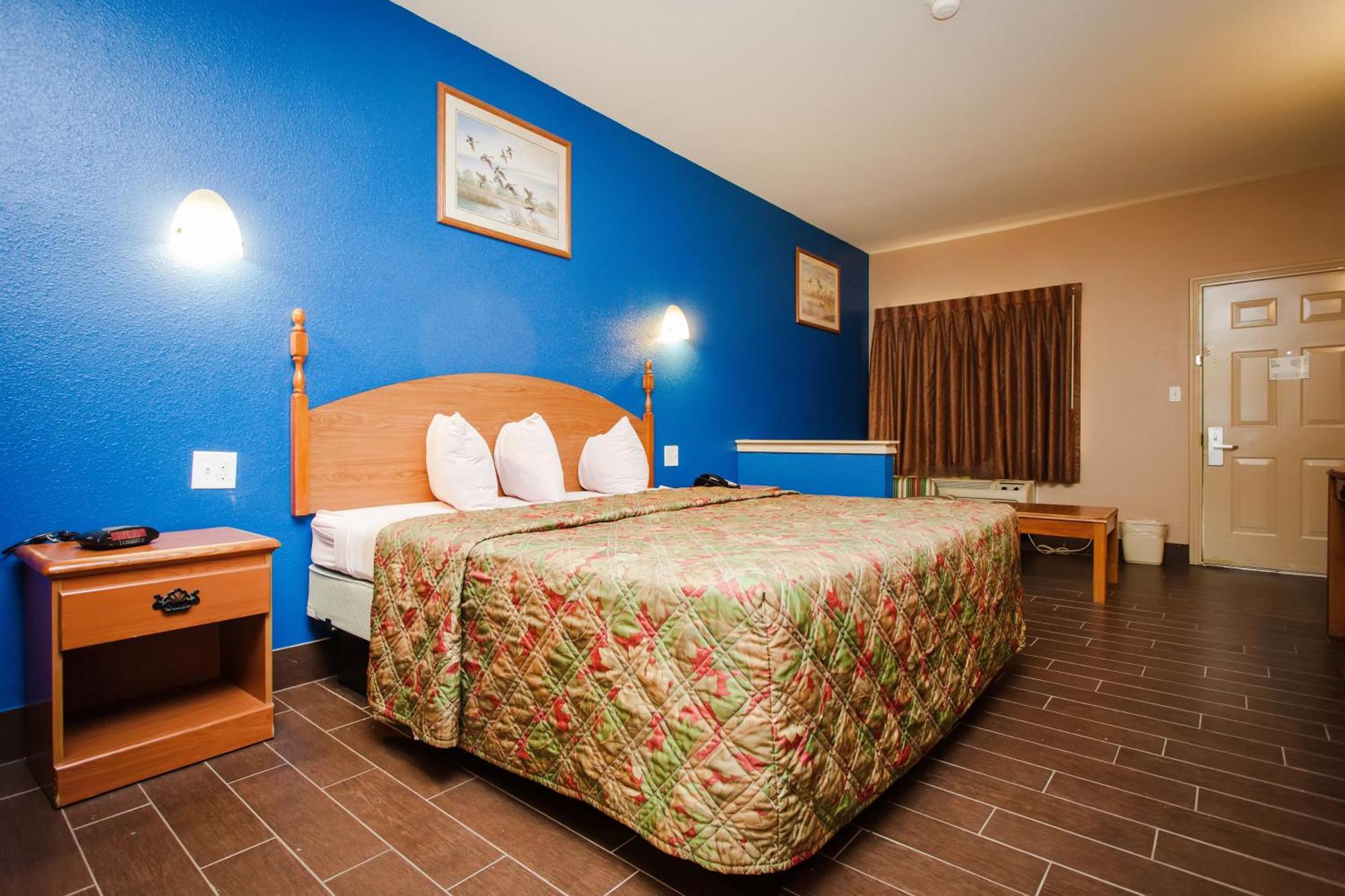 Scottish Inn & Suites Hankamer Oda fotoğraf