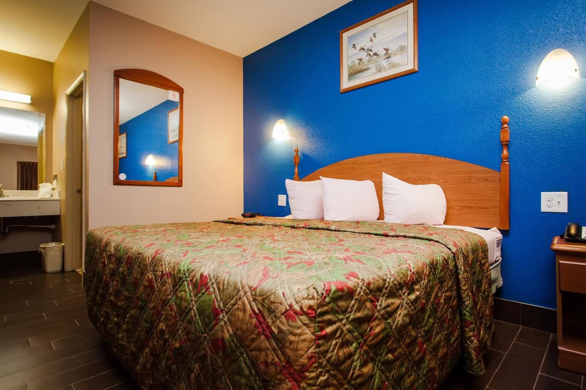 Scottish Inn & Suites Hankamer Oda fotoğraf